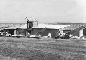 erster Hangar mit Holzturm